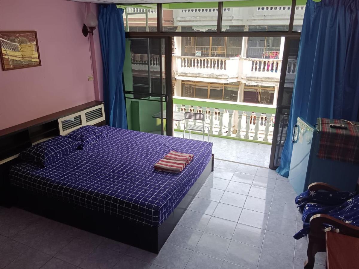 Yuri Guesthouse Pantai Jomtien Bagian luar foto
