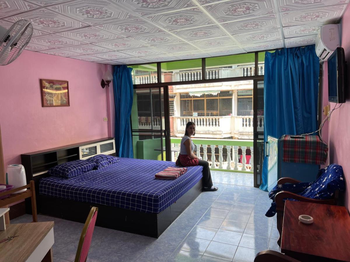 Yuri Guesthouse Pantai Jomtien Bagian luar foto