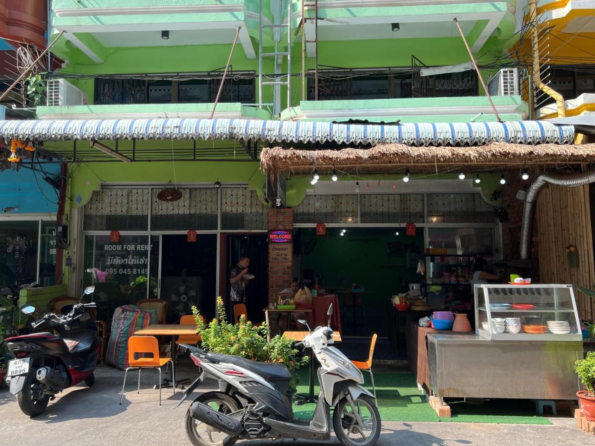 Yuri Guesthouse Pantai Jomtien Bagian luar foto