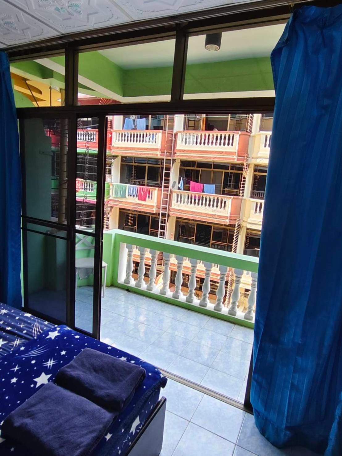 Yuri Guesthouse Pantai Jomtien Bagian luar foto